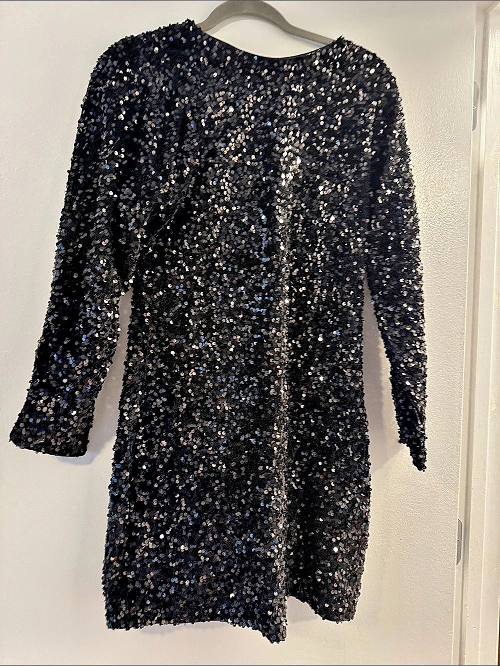 H&Medium Long-Sleeve Sequin Mini Dress in Black Size Medium